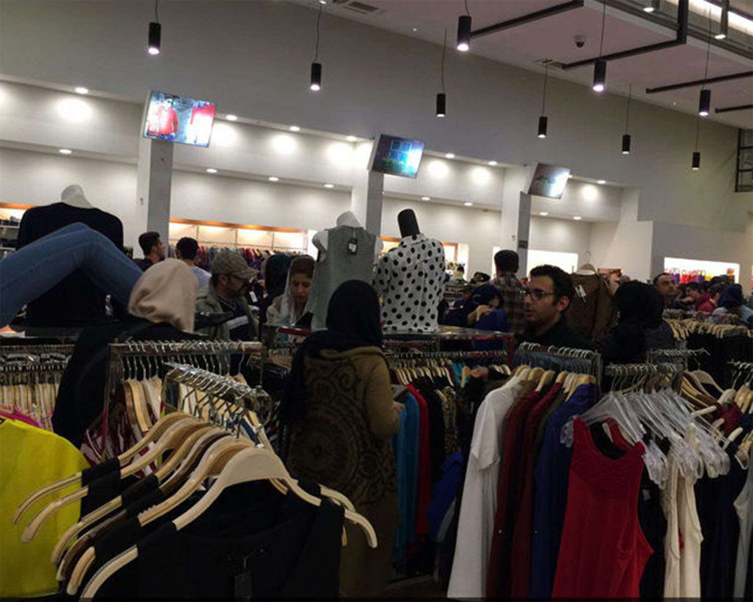 هجوم جمعیت بابت حراج تلویزیون ۲میلیون و پانصد هزار تومانی در قونیه